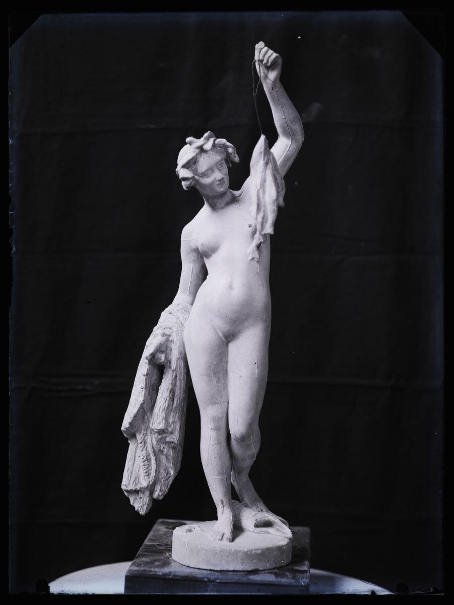 Sculpture d'un nu féminin le bras gauche levé tenant des poissons, photographié dans l'atelier_0