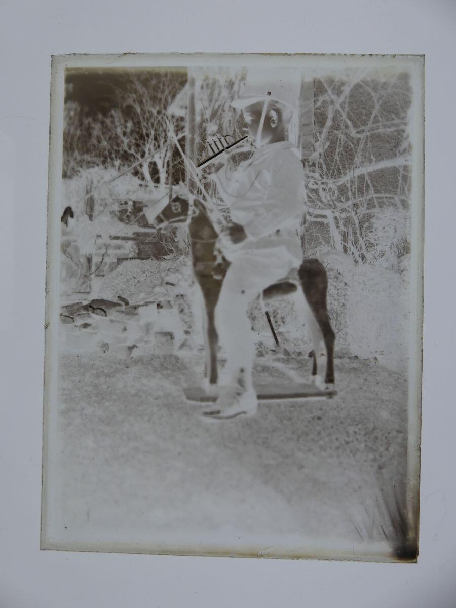 James Hertig enfant, en costume de soldat, sur son cheval de bois, avec épée et trompette, Louis Hertig, 1ère moitié 20e siècle