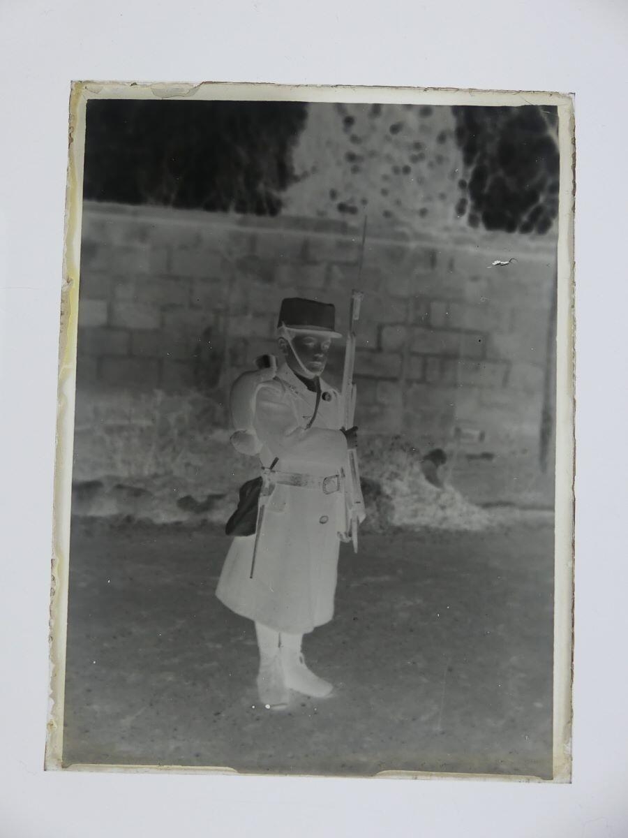 James Hertig enfant, costumé en petit soldat, posant dans un jardin, Louis Hertig, 1ère moitié 20e siècle