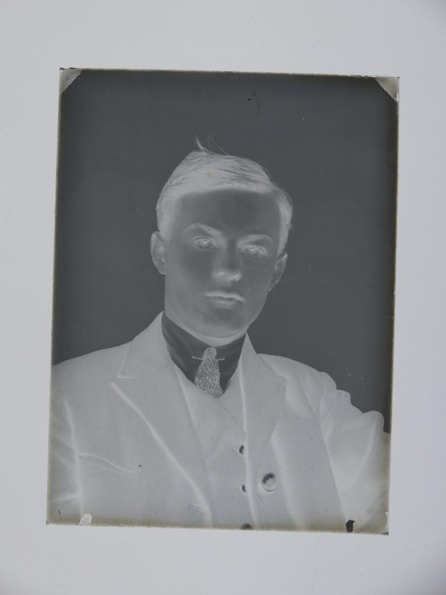 James Hertig jeune homme, vu en buste, de face, Louis Hertig, 1ère moitié 20e siècle