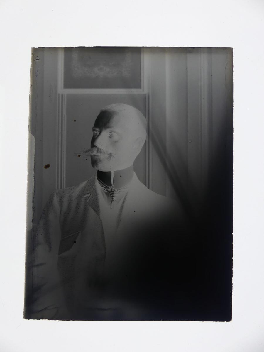 Portrait de Louis Hertig vu à mi-corps, Louis Hertig, 1ère moitié 20e siècle