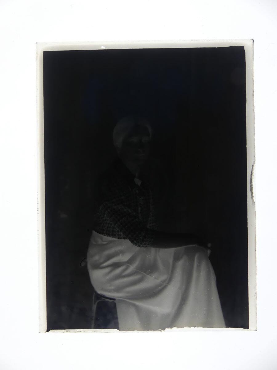 Portrait de Madame Louise Hertig vue de 3/4 assise sur un tabouret, Louis Hertig, 1ère moitié 20e siècle