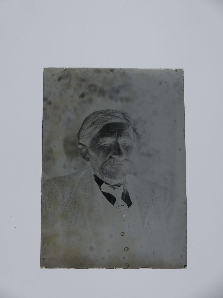 Portrait d'homme âgé photographié dans un jardin, Louis Hertig, 1ère moitié 20e siècle