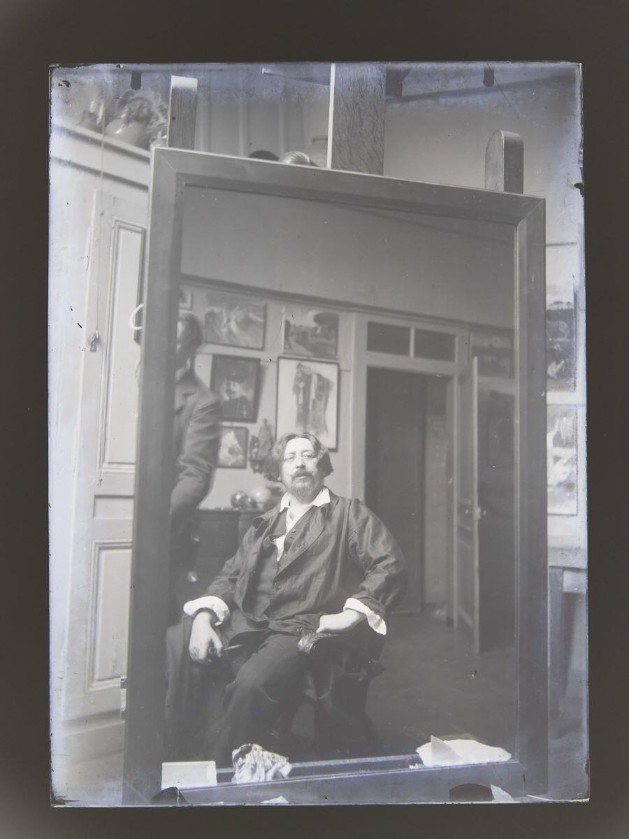 Portrait du peintre Léon Tirode dans le reflet d'un miroir, Studio Meusy, 4e quart 19e siècle, 1ère moitié 20e siècle