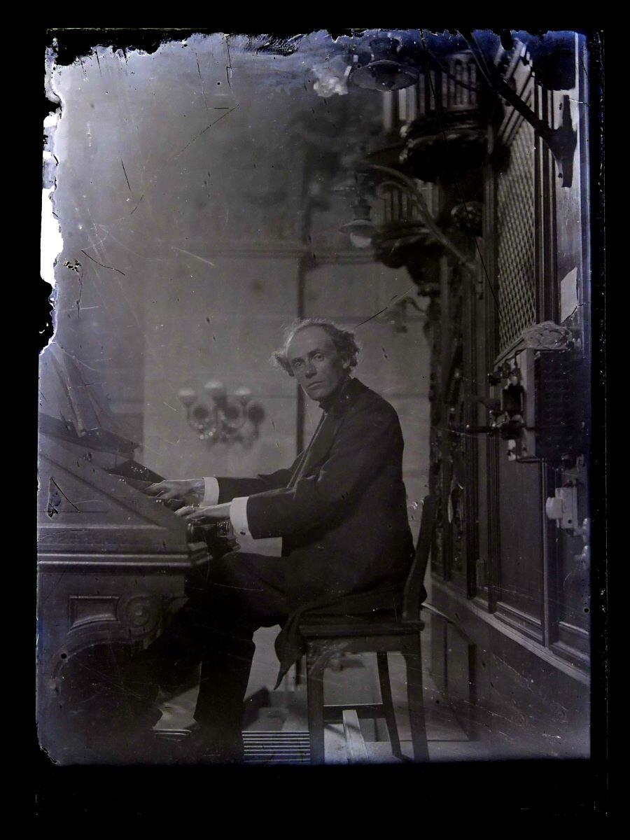 Portrait d'organiste devant son instrument, Studio Meusy, 4e quart 19e siècle, 1ère moitié 20e siècle