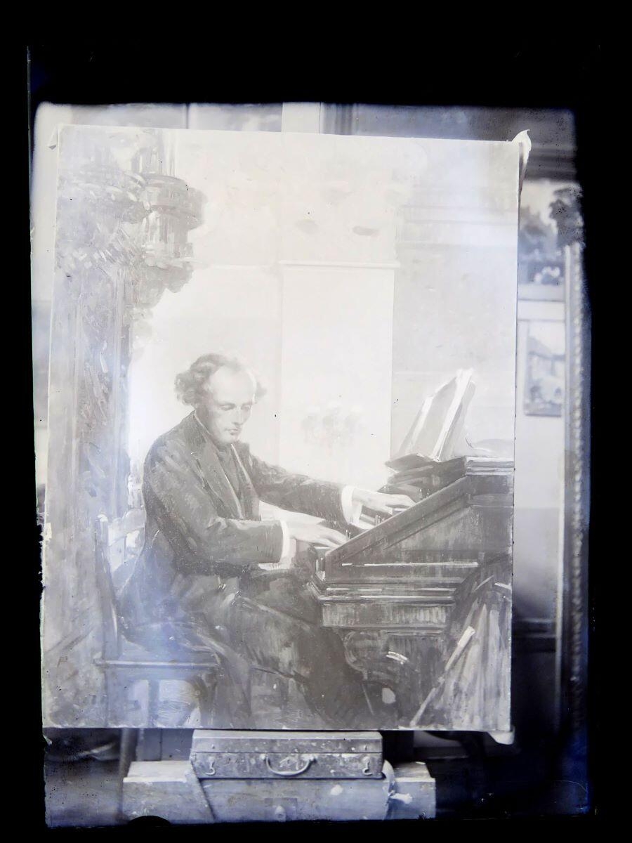Photographie d'un portrait peint représentant un organiste en train de jouer, Studio Meusy, 4e quart 19e siècle, 1ère moitié 20e siècle