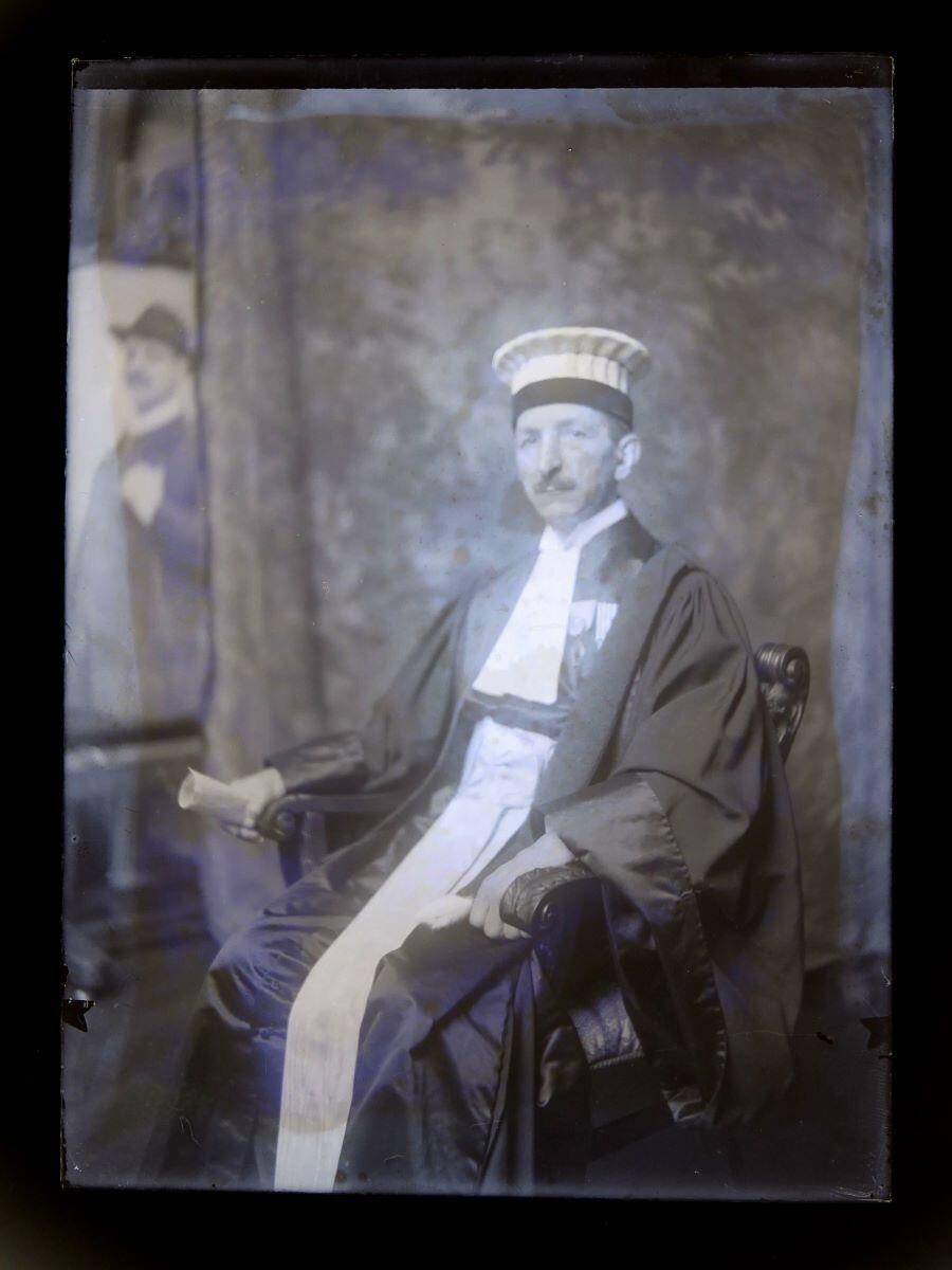 Portrait d'homme en tenue de magistrat posant dans l'atelier du peintre Léon Tirode, Studio Meusy, 4e quart 19e siècle, 1ère moitié 20e siècle