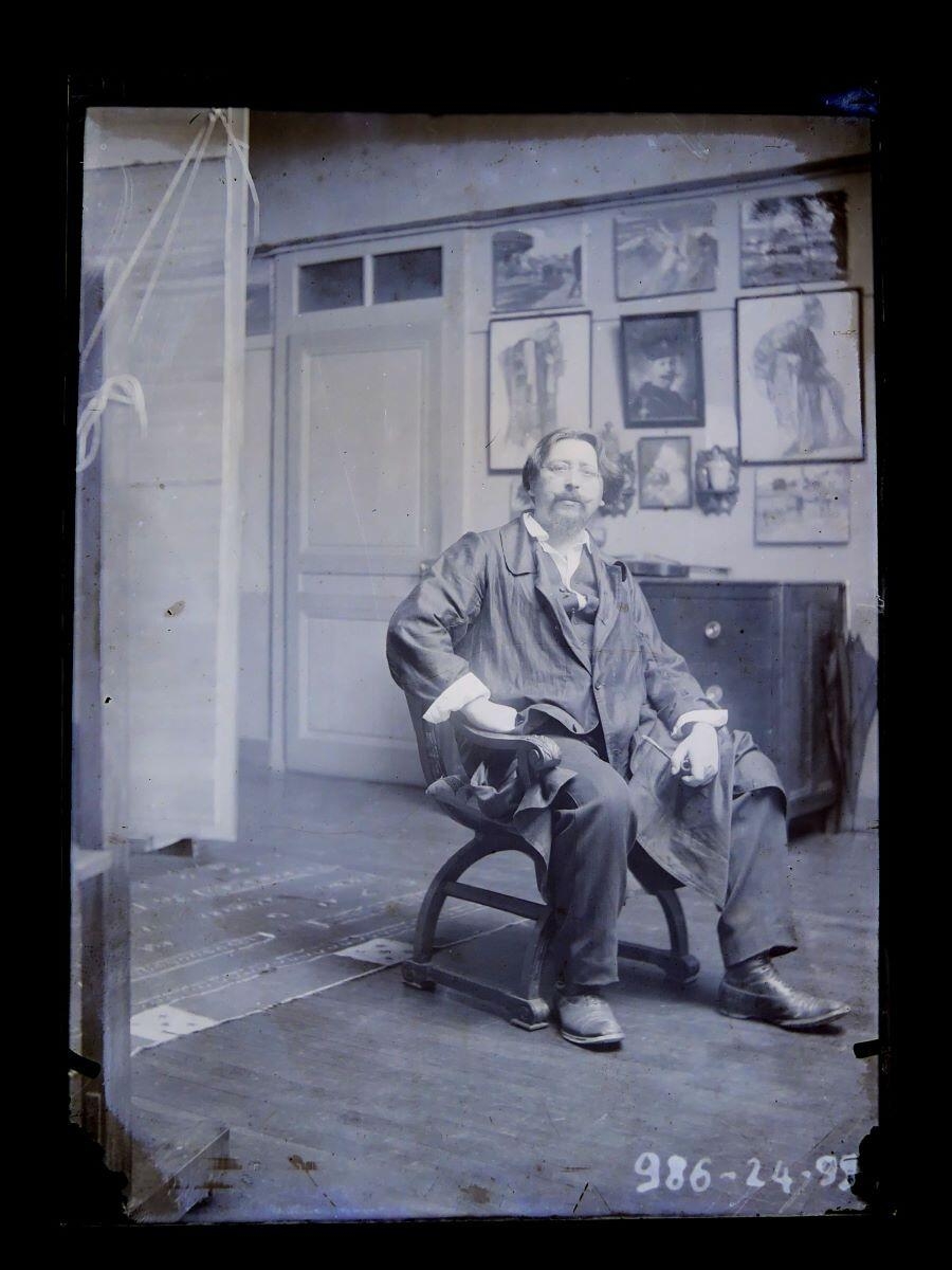 Portrait du peintre Léon Tirode assis dans son atelier, Studio Meusy, 4e quart 19e siècle, 1ère moitié 20e siècle