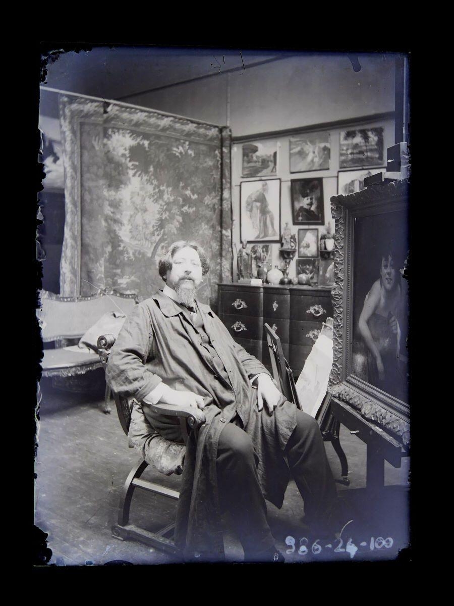 Portrait du peintre Léon Tirode assis dans son atelier devant son chevalet, Studio Meusy, 4e quart 19e siècle, 1ère moitié 20e siècle