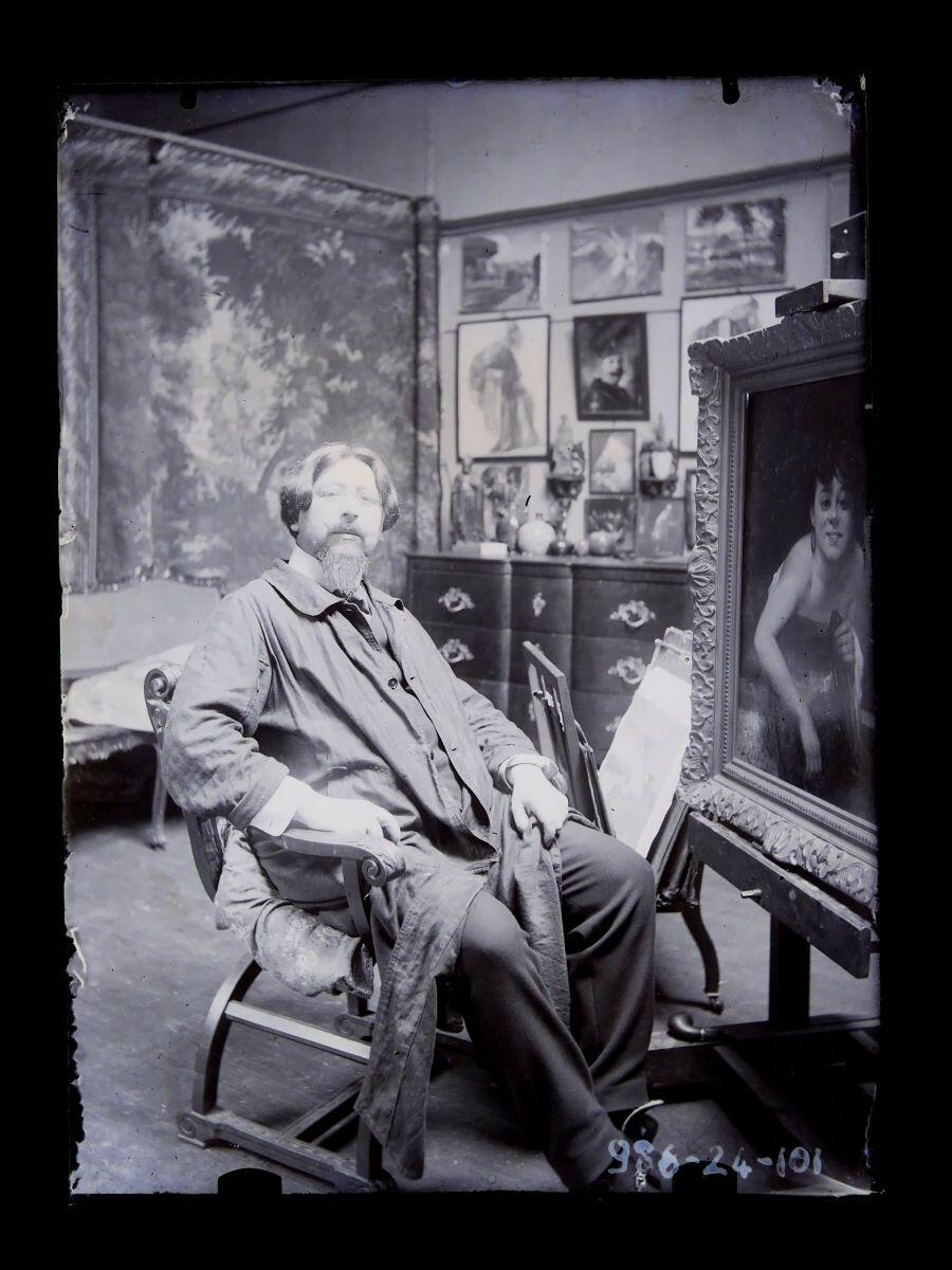 Portrait du peintre Léon Tirode assis dans son atelier devant son chevalet, Studio Meusy, 4e quart 19e siècle, 1ère moitié 20e siècle