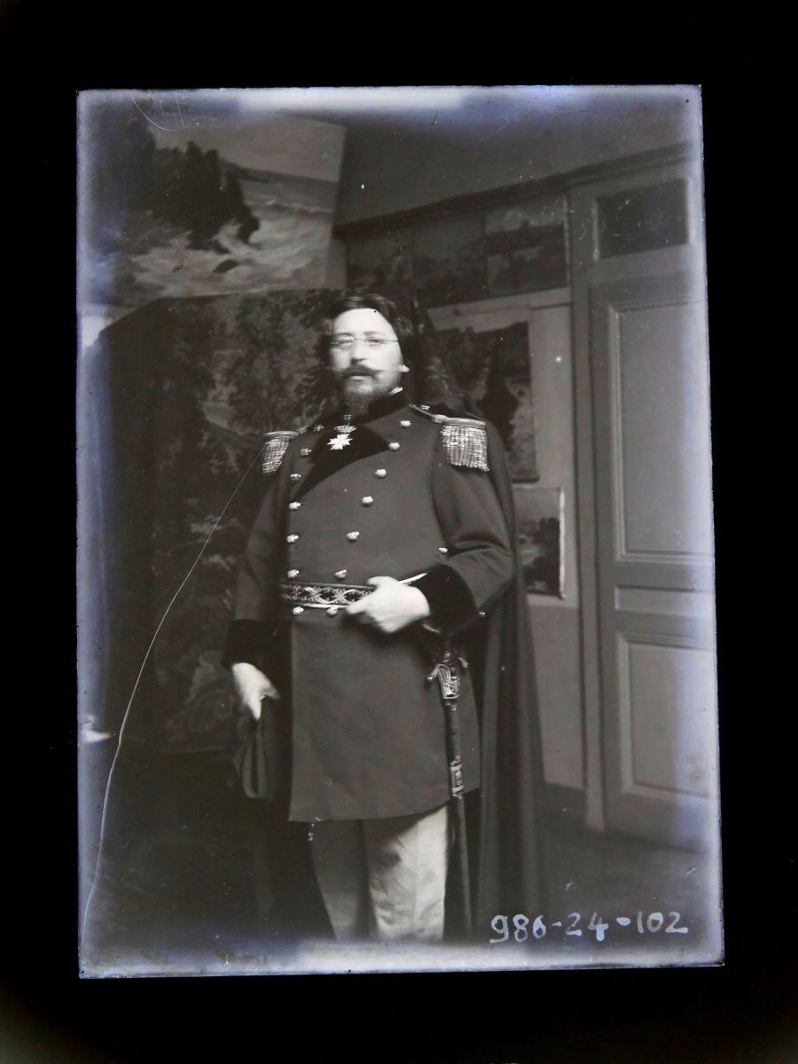 Portrait flou du peintre Léon Tirode posant debout en costume militaire, Studio Meusy, 4e quart 19e siècle, 1ère moitié 20e siècle