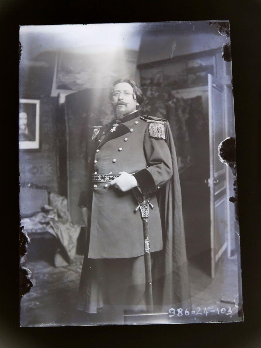 Portrait du peintre Léon Tirode posant debout en costume militaire, Studio Meusy, 4e quart 19e siècle, 1ère moitié 20e siècle