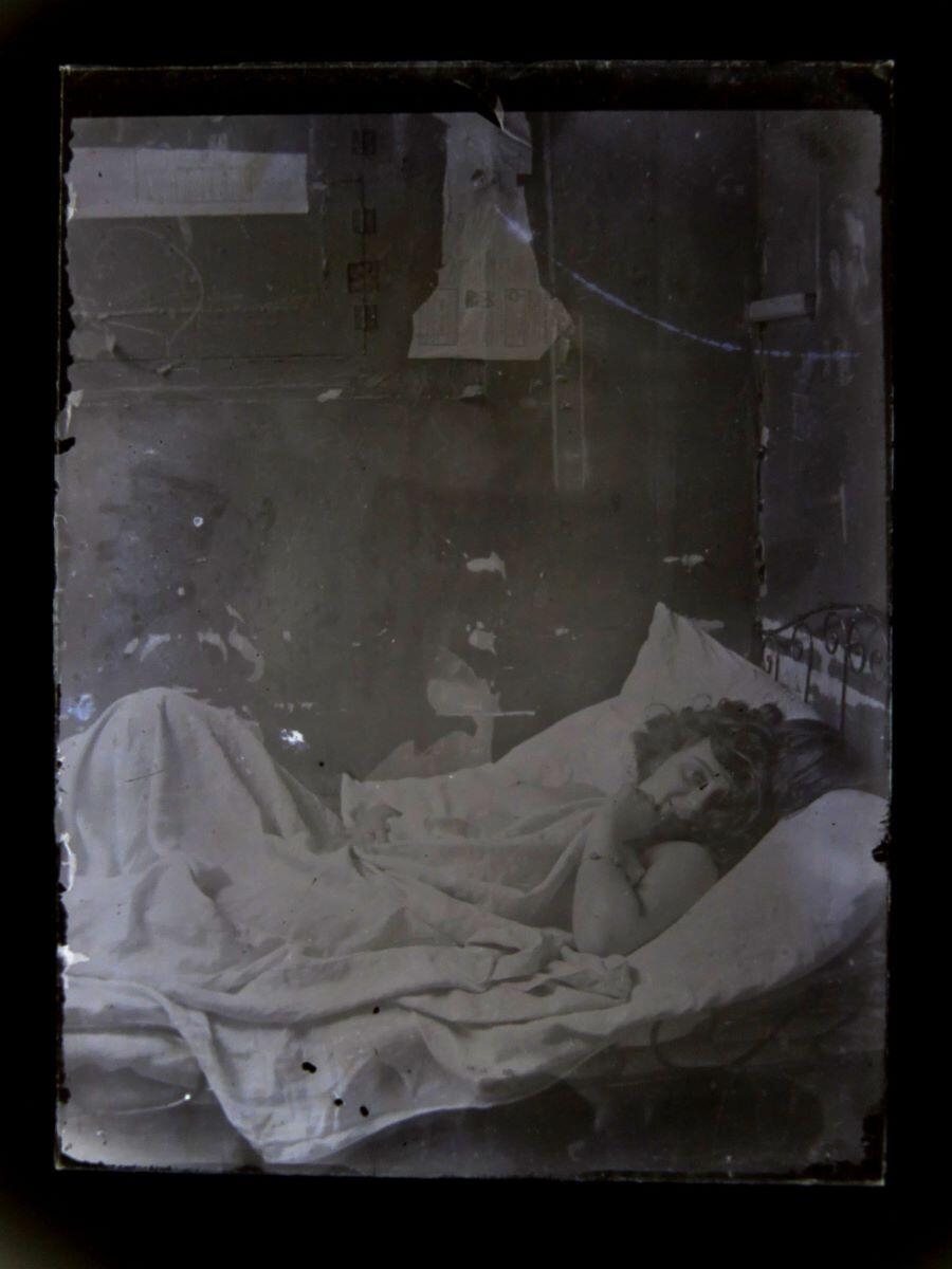Femme allongée dans un lit, Léon Tirode, 4e quart 19e siècle, 1ère moitié 20e siècle