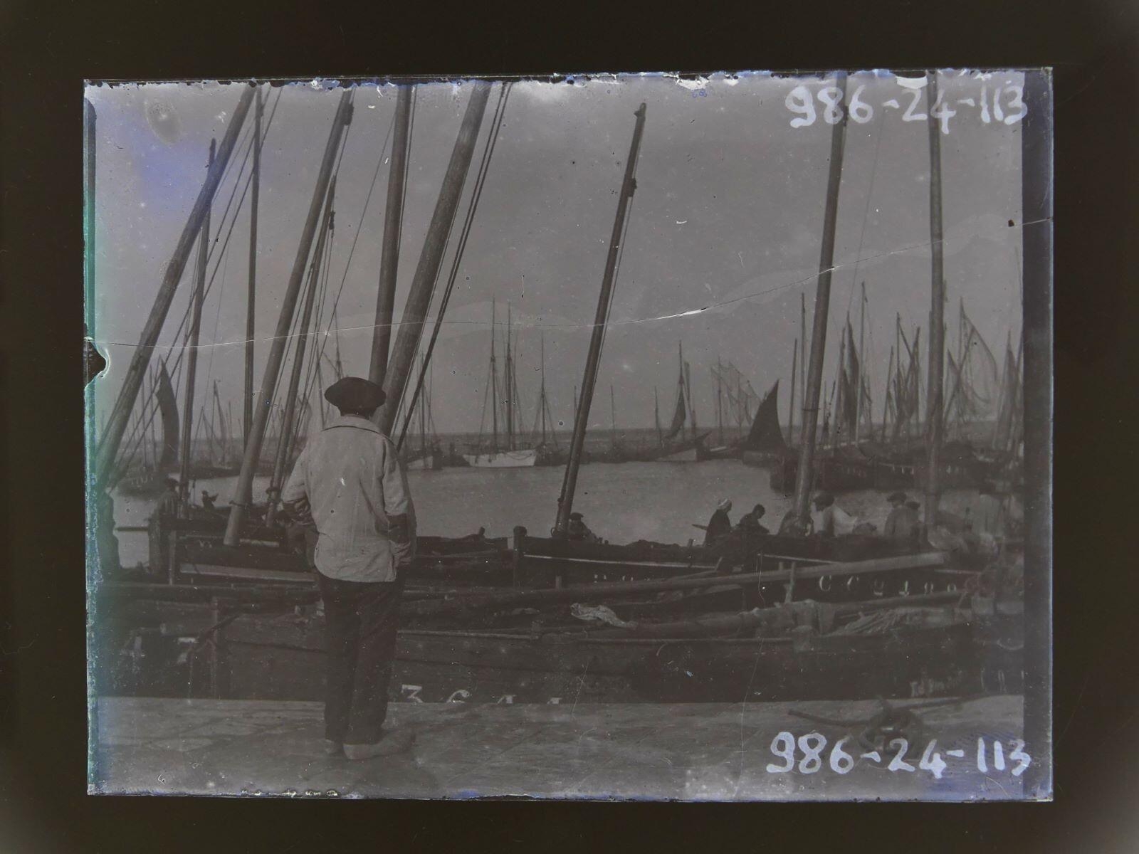 Bateaux de pêche au port. Au premier plan, un homme vu de dos debout sur le quai, Léon Tirode, 4e quart 19e siècle, 1ère moitié 20e siècle
