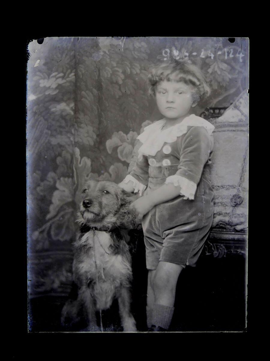 Petit garçon posant avec son chien dans l'atelier, Léon Tirode, 4e quart 19e siècle, 1ère moitié 20e siècle