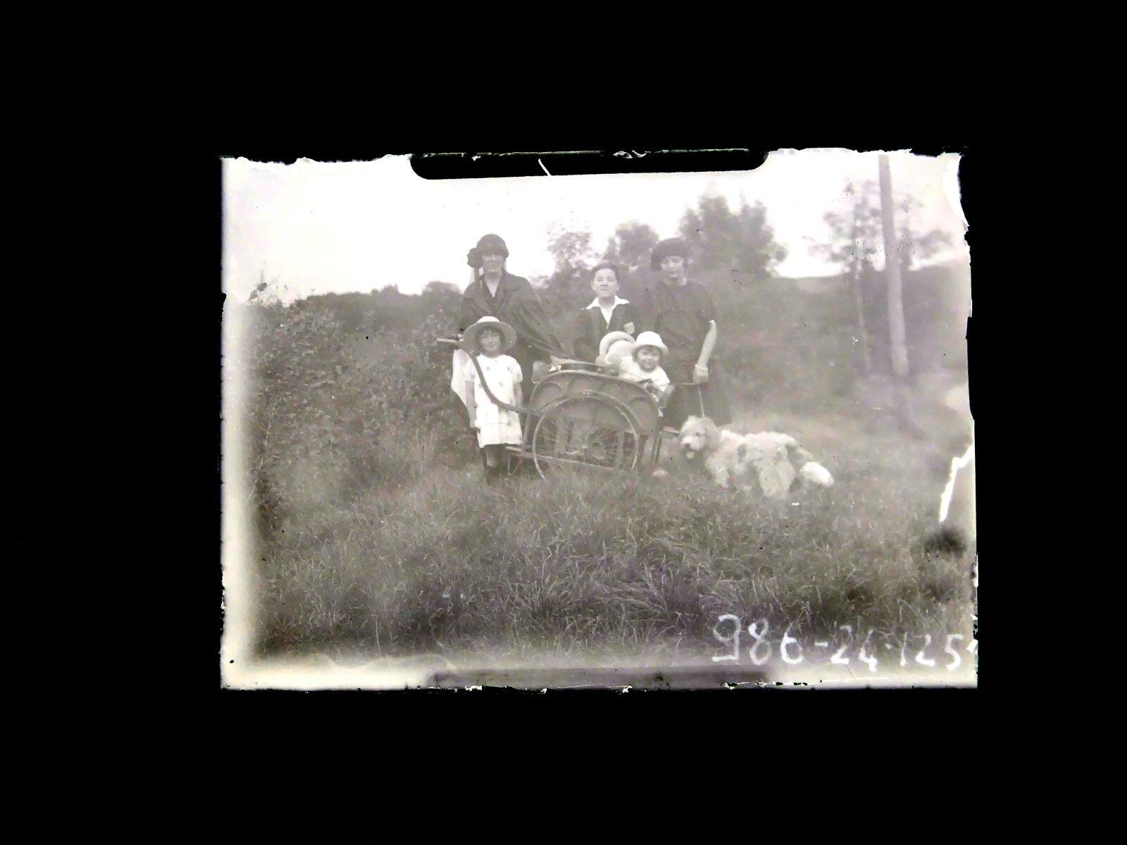 Famille posant dans un champ : deux femmes, trois enfants et un chien, Léon Tirode, 4e quart 19e siècle, 1ère moitié 20e siècle
