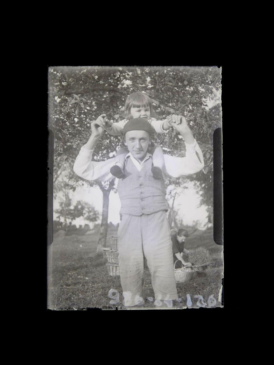 Jeune homme portant un enfant sur ses épaules, Léon Tirode, 4e quart 19e siècle, 1ère moitié 20e siècle