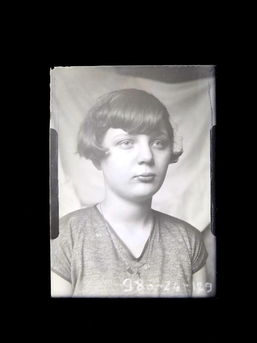 Portrait de jeune fille en buste, Léon Tirode, 4e quart 19e siècle, 1ère moitié 20e siècle