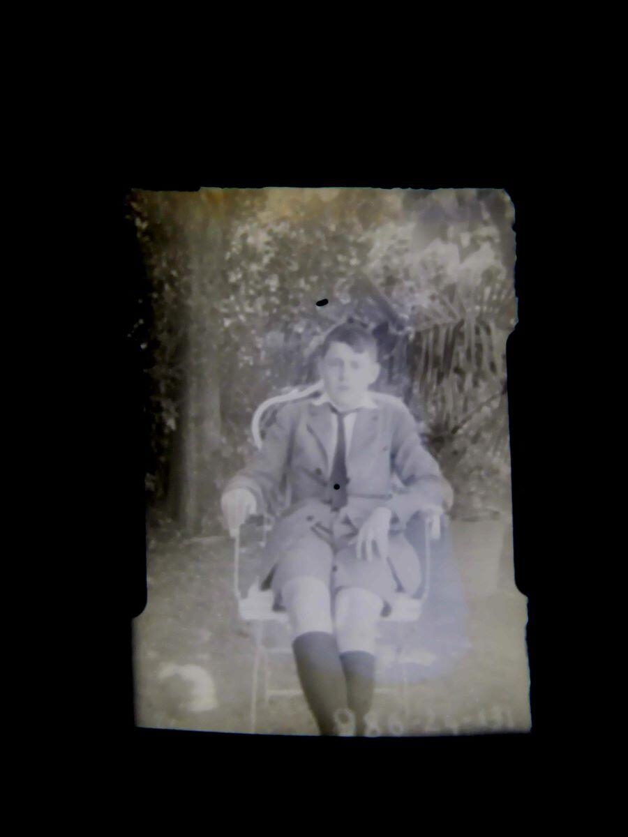 Portrait flou de jeune homme assis dans un fauteuil de jardin_0