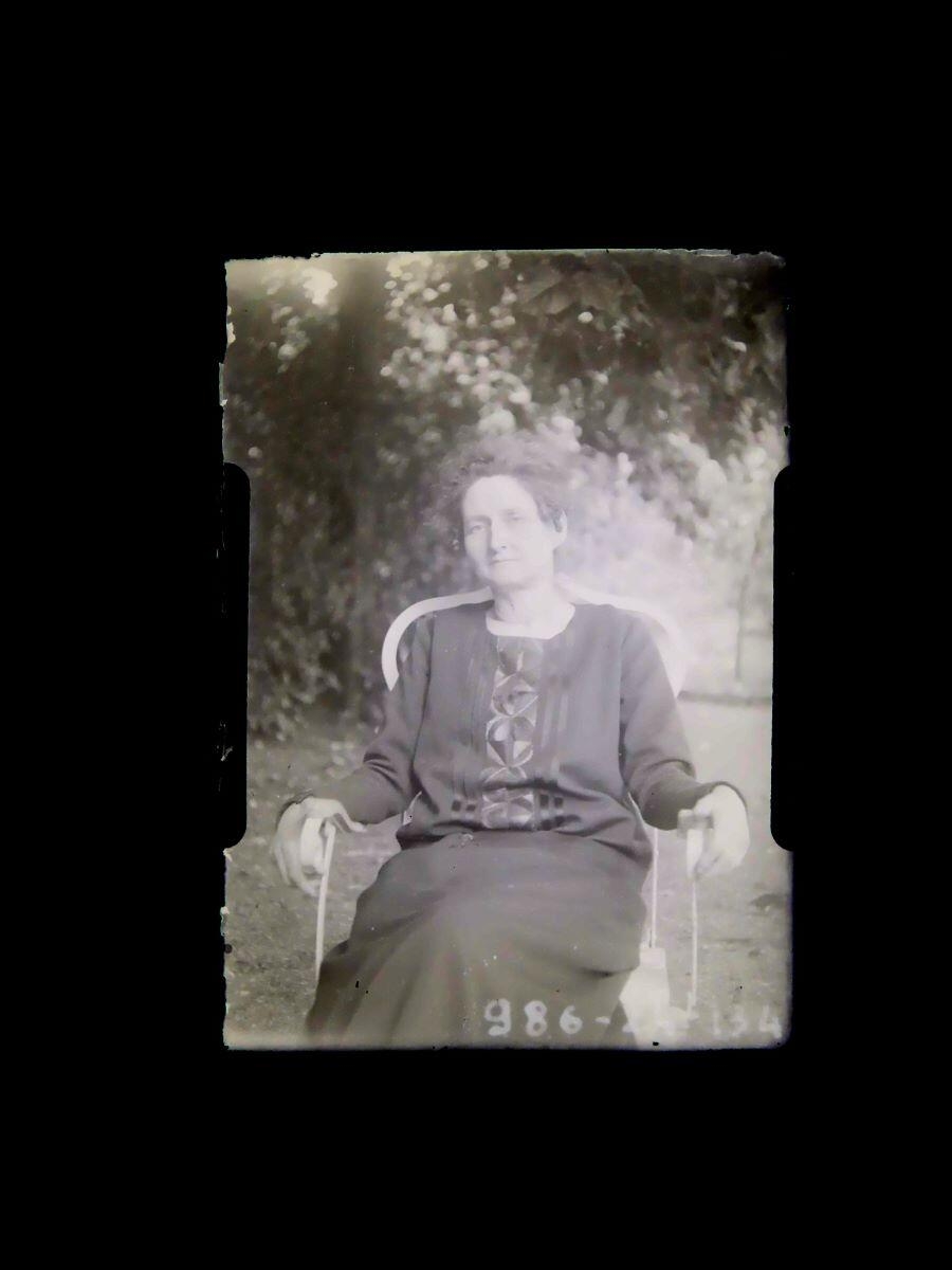 Portrait de femme assise dans un fauteuil de jardin, Léon Tirode, 4e quart 19e siècle, 1ère moitié 20e siècle