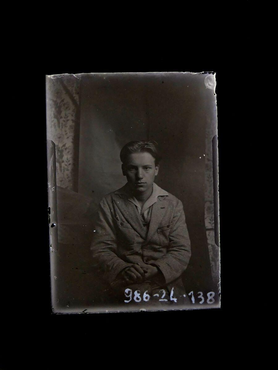 Portrait de jeune homme, mains croisées, vu de face, Léon Tirode, 4e quart 19e siècle, 1ère moitié 20e siècle