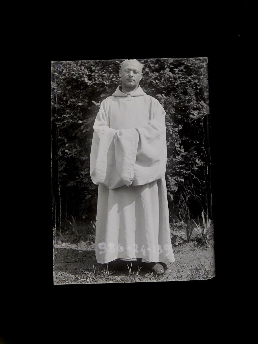 Portrait d'homme en costume de moine, vu en pied_0