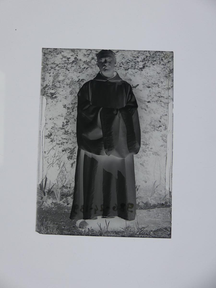 Portrait d'homme en costume de moine, vu en pied_1