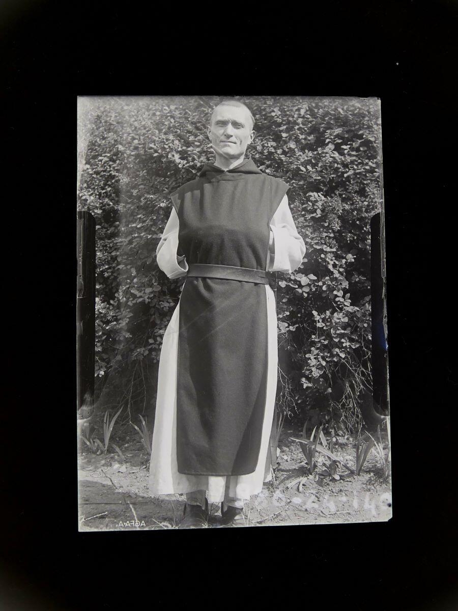 Portrait d'homme en costume de moine, vu en pied, Léon Tirode, 4e quart 19e siècle, 1ère moitié 20e siècle