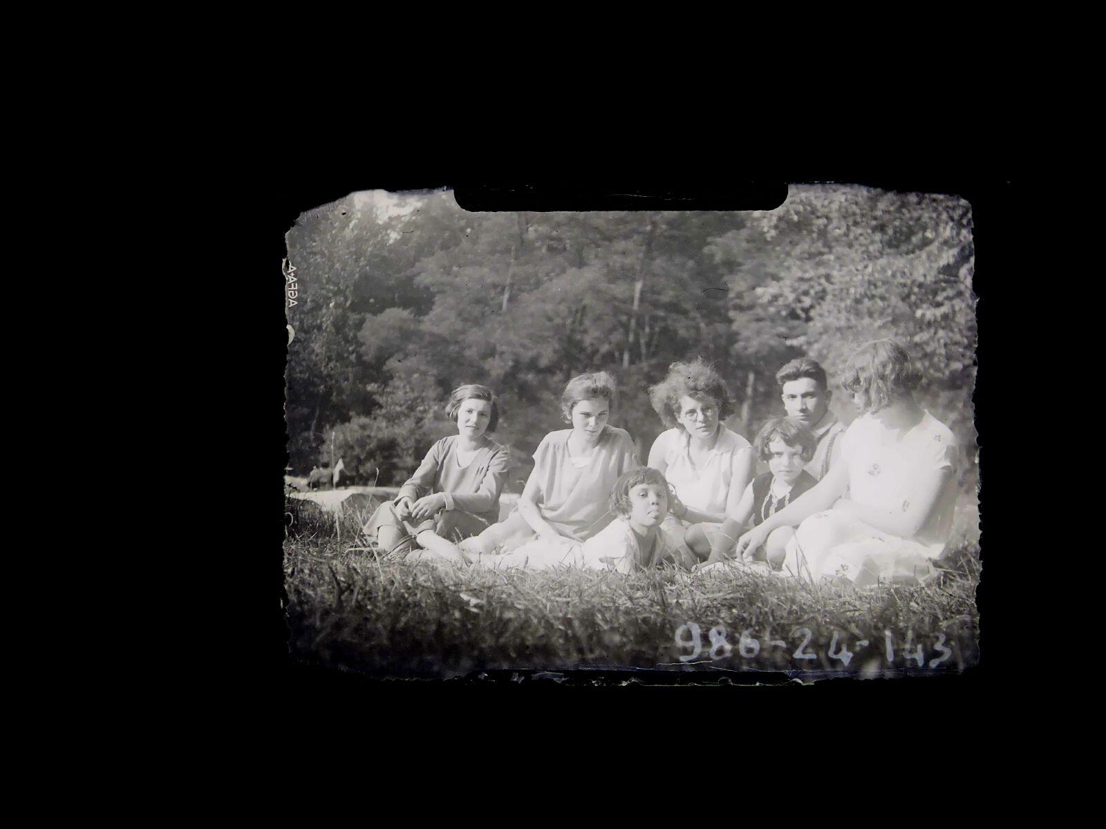 Portrait de groupe de sept jeunes gens et enfants, Léon Tirode, 4e quart 19e siècle, 1ère moitié 20e siècle