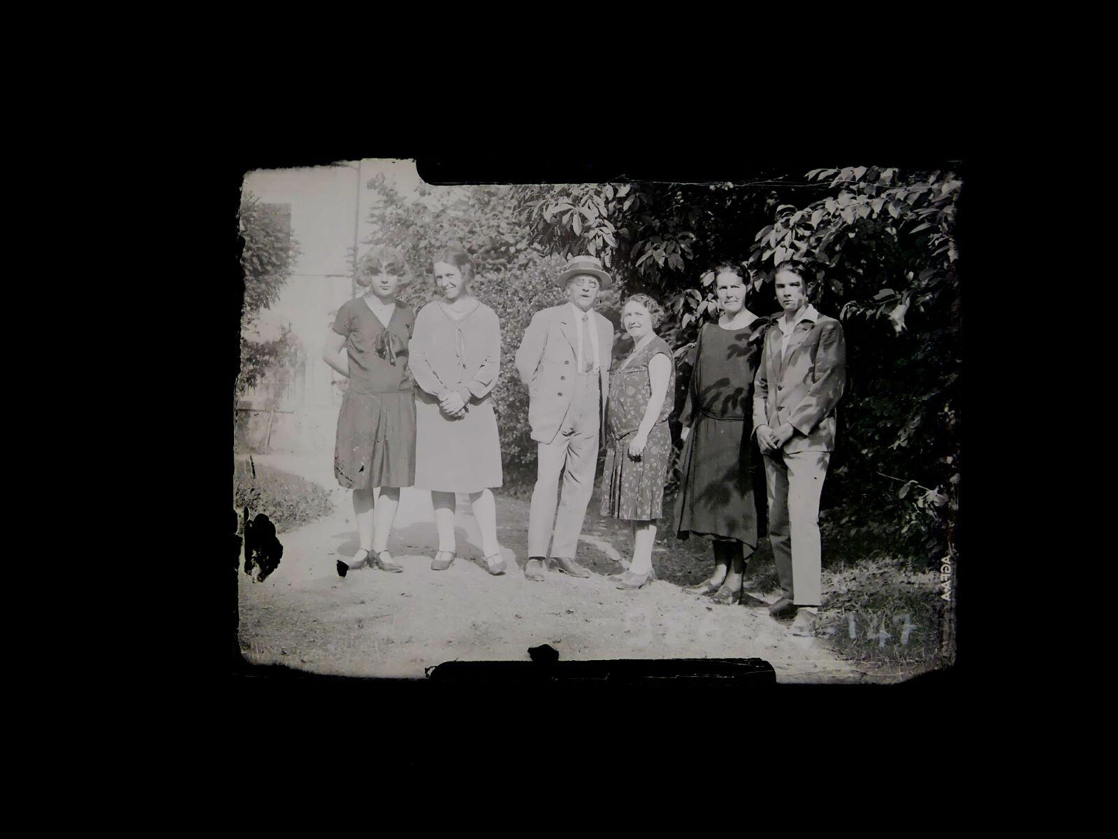 Portrait de groupe : six personnes posant dans un jardin, Léon Tirode, 4e quart 19e siècle, 1ère moitié 20e siècle