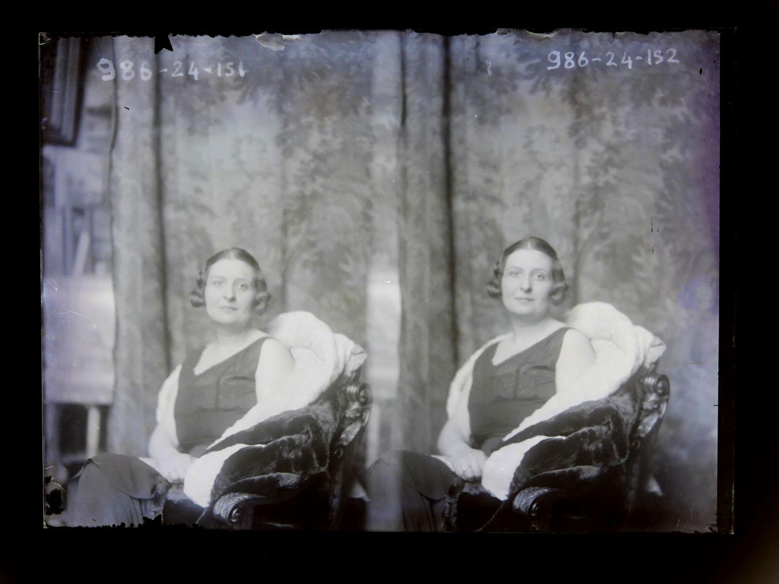 Double portrait d'une femme assise dans un fauteuil, Léon Tirode, 4e quart 19e siècle, 1ère moitié 20e siècle
