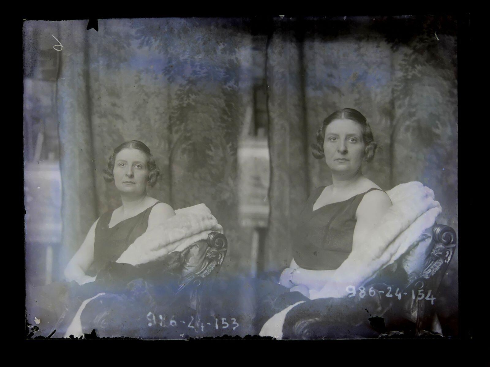 Double portrait d'une femme assise dans un fauteuil, Léon Tirode, 4e quart 19e siècle, 1ère moitié 20e siècle