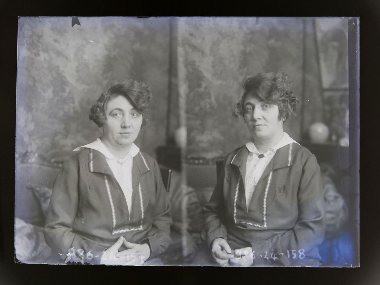 Double portrait en miroir d'une femme assise dans l'atelier, Léon Tirode, 4e quart 19e siècle, 1ère moitié 20e siècle