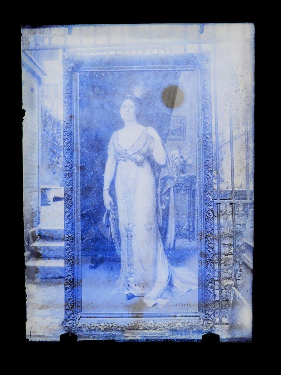 Portrait peint représentant une femme debout en robe de soirée, Léon Tirode, 4e quart 19e siècle, 1ère moitié 20e siècle