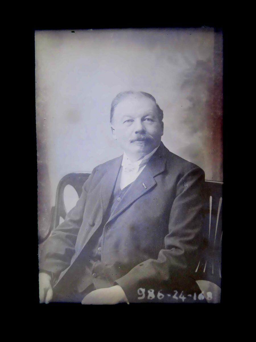 Portrait d'homme moustachu posant dans l'atelier, Léon Tirode, 4e quart 19e siècle, 1ère moitié 20e siècle