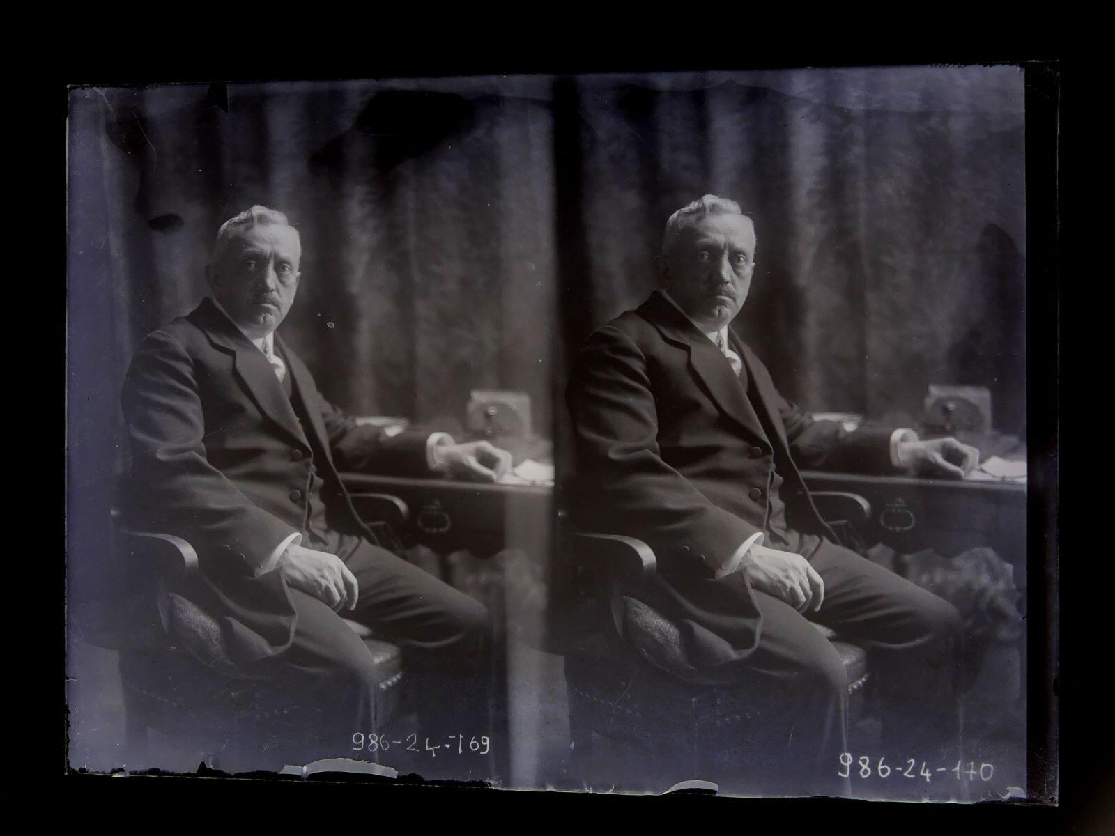 Double portrait d'homme assis à une table de travail_0