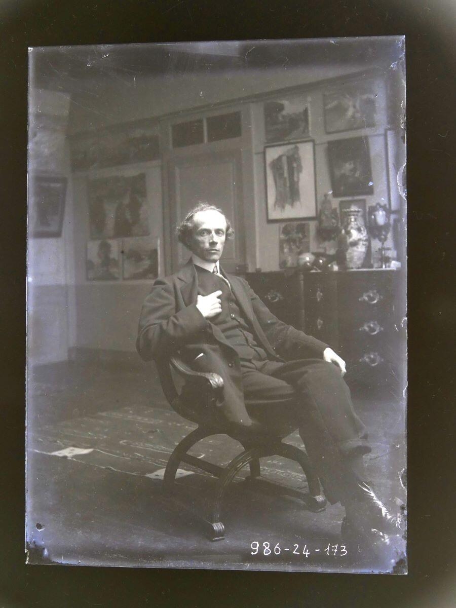 Portrait d'homme en costume, jambes croisées, assis dans un fauteuil, Léon Tirode, 4e quart 19e siècle, 1ère moitié 20e siècle
