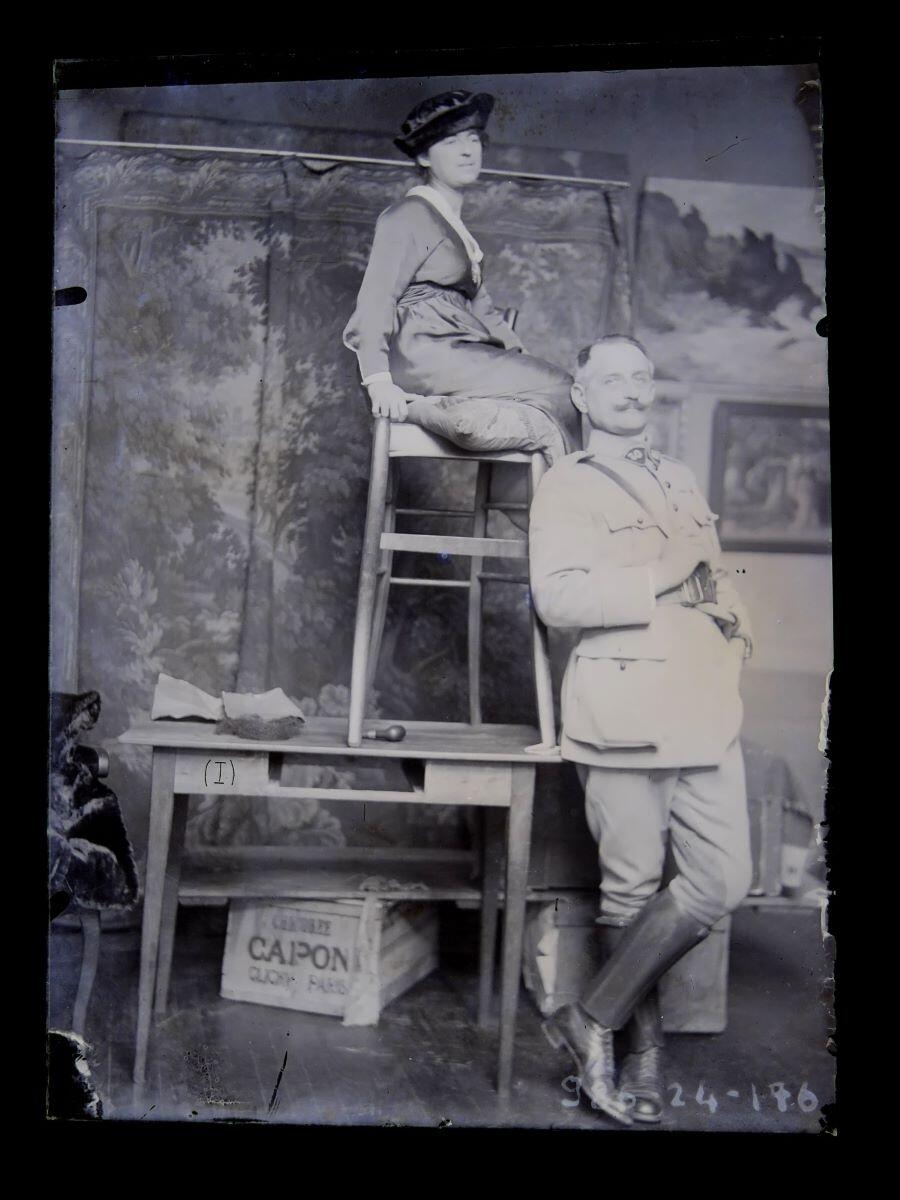 Portrait d'un homme en costume militaire et d'une femme assise posant dans l'atelier du peintre Léon Tirode_0