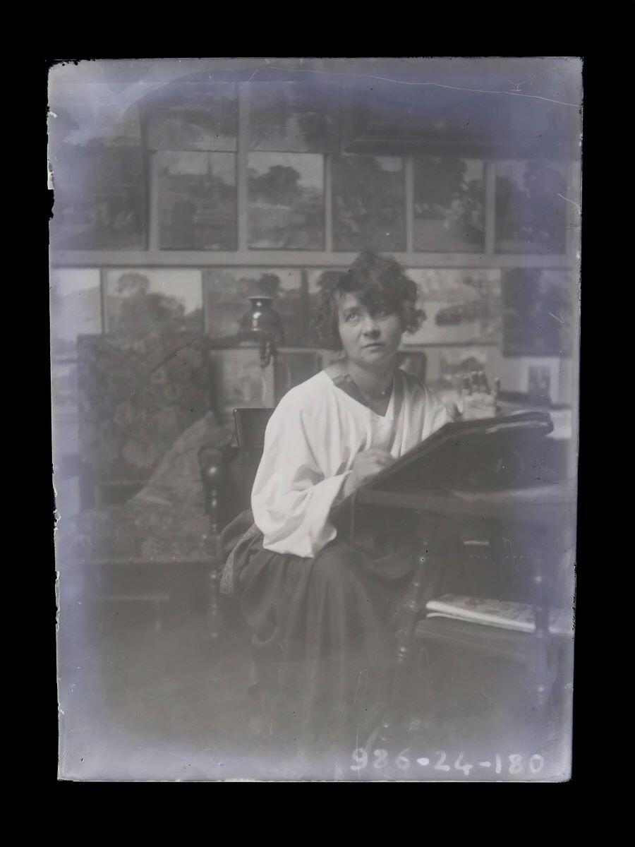 Portrait de femme en train d'écrire ou de dessiner, posant dans l'atelier, Léon Tirode, 4e quart 19e siècle, 1ère moitié 20e siècle