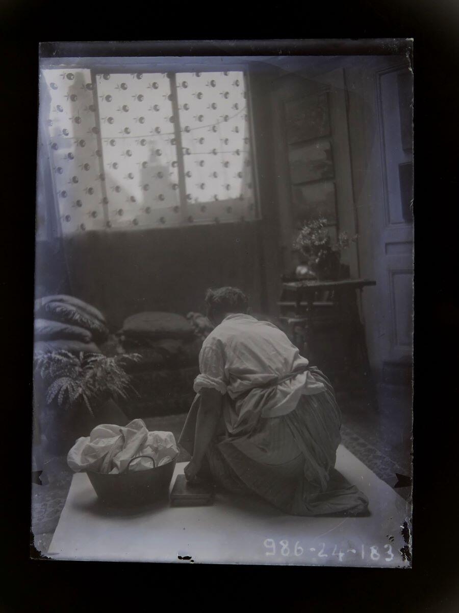 Femme accroupie, vue de dos, à côté d'une corbeille de linge, Léon Tirode, 4e quart 19e siècle, 1ère moitié 20e siècle