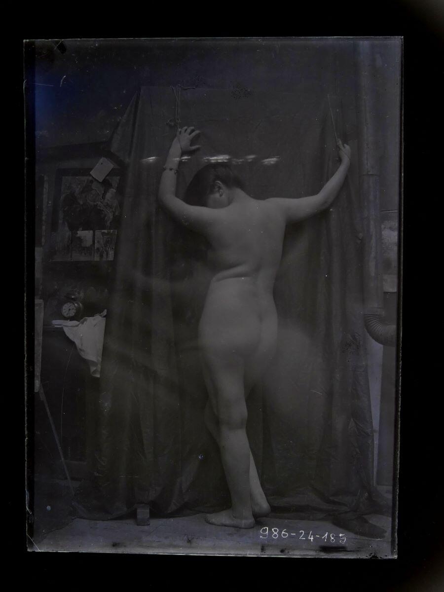 Femme nue, vue de dos, les bras levés, posant dans l'atelier_0