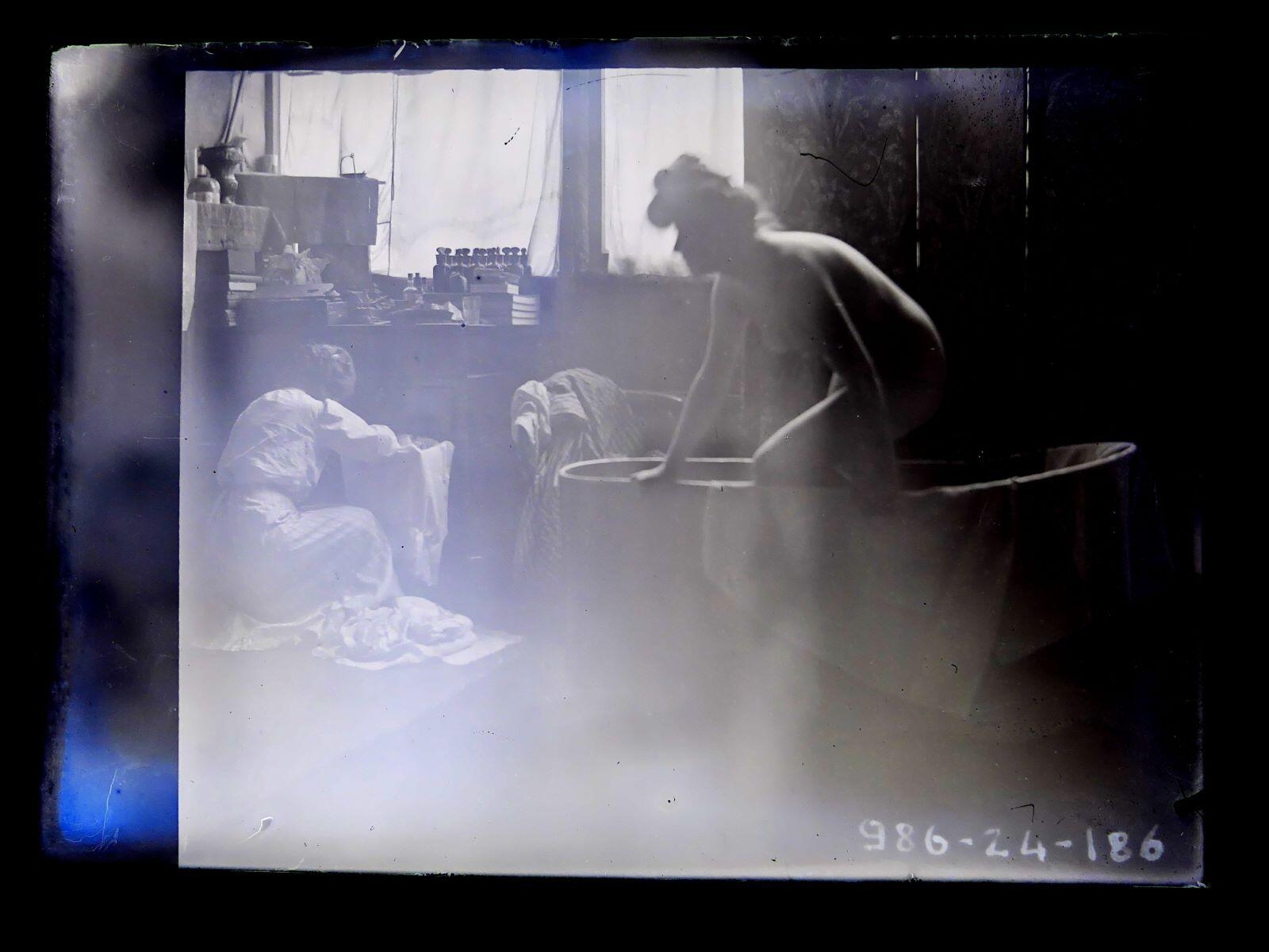 Femme nue sortant d'une baignoire_0