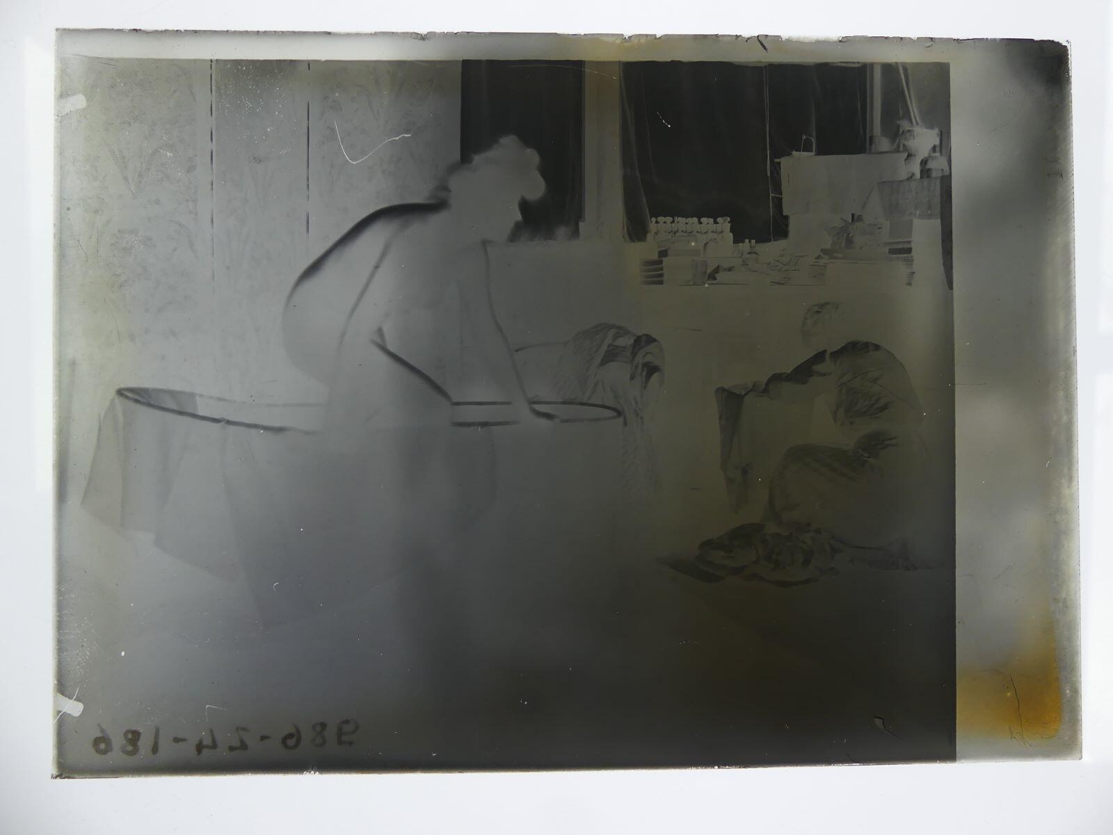Femme nue sortant d'une baignoire_1