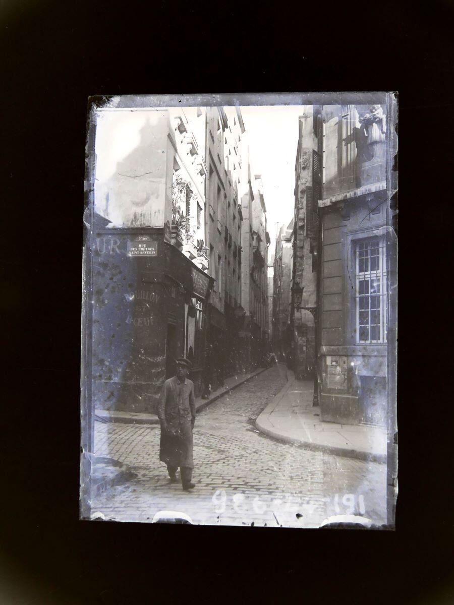 Homme au croisement de la rue des Prêtres Saint-Séverin dans le 5e arrondissement de Paris, Léon Tirode, 4e quart 19e siècle, 1ère moitié 20e siècle