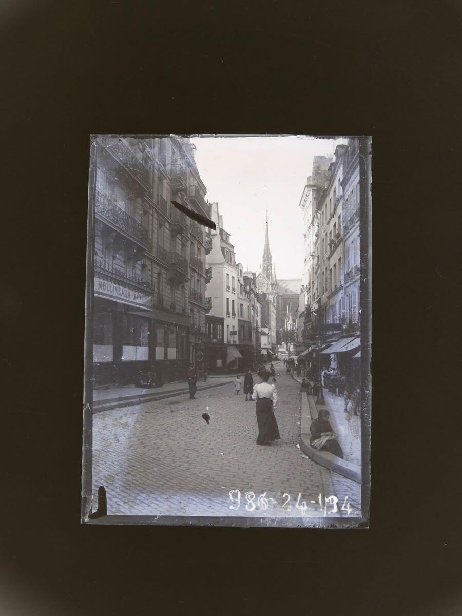 La flèche de la cathédrale Notre-Dame au bout de la rue Frédéric Sauton dans le 5e arrondissement de Paris, Léon Tirode, 4e quart 19e siècle, 1ère moitié 20e siècle