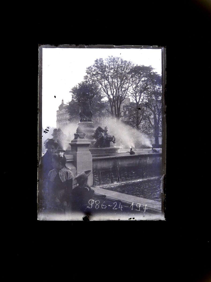 Femme et enfants devant la fontaine de l'Observatoire au jardin du Luxembourg, Léon Tirode, 4e quart 19e siècle, 1ère moitié 20e siècle