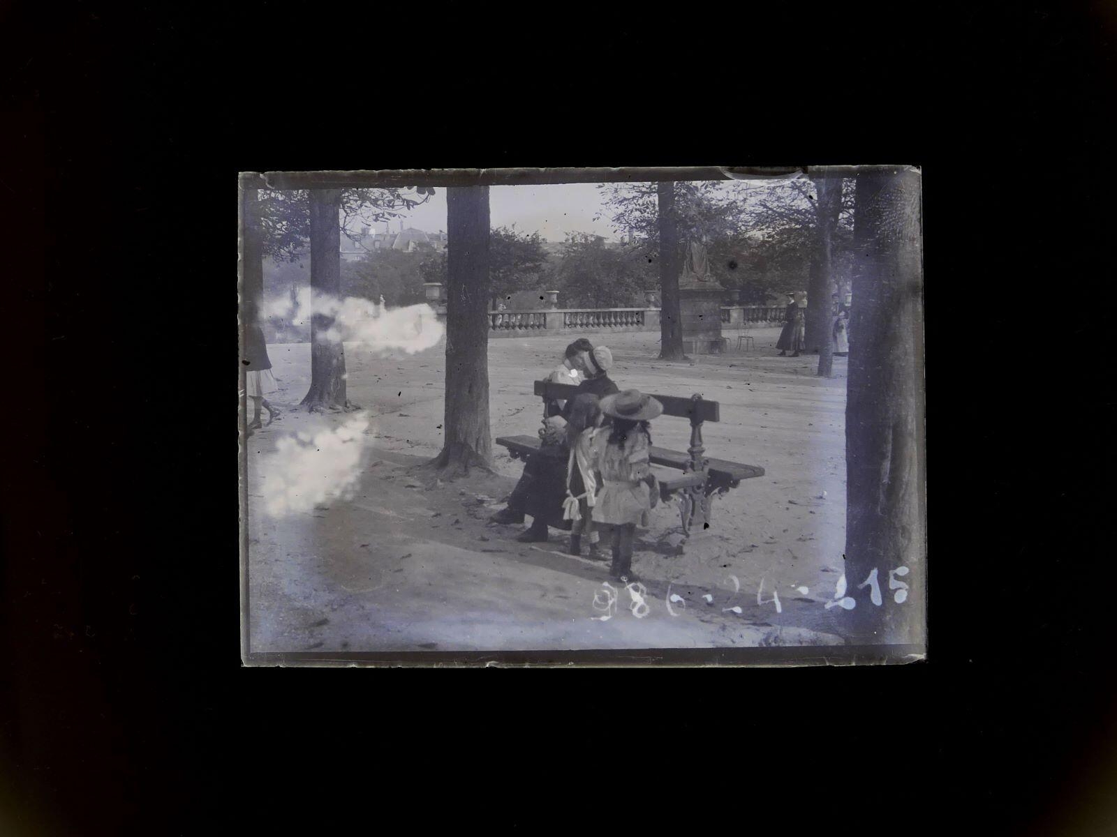 Femmes et petites filles autour d'un banc dans les jardins du Luxembourg, Léon Tirode, 4e quart 19e siècle, 1ère moitié 20e siècle