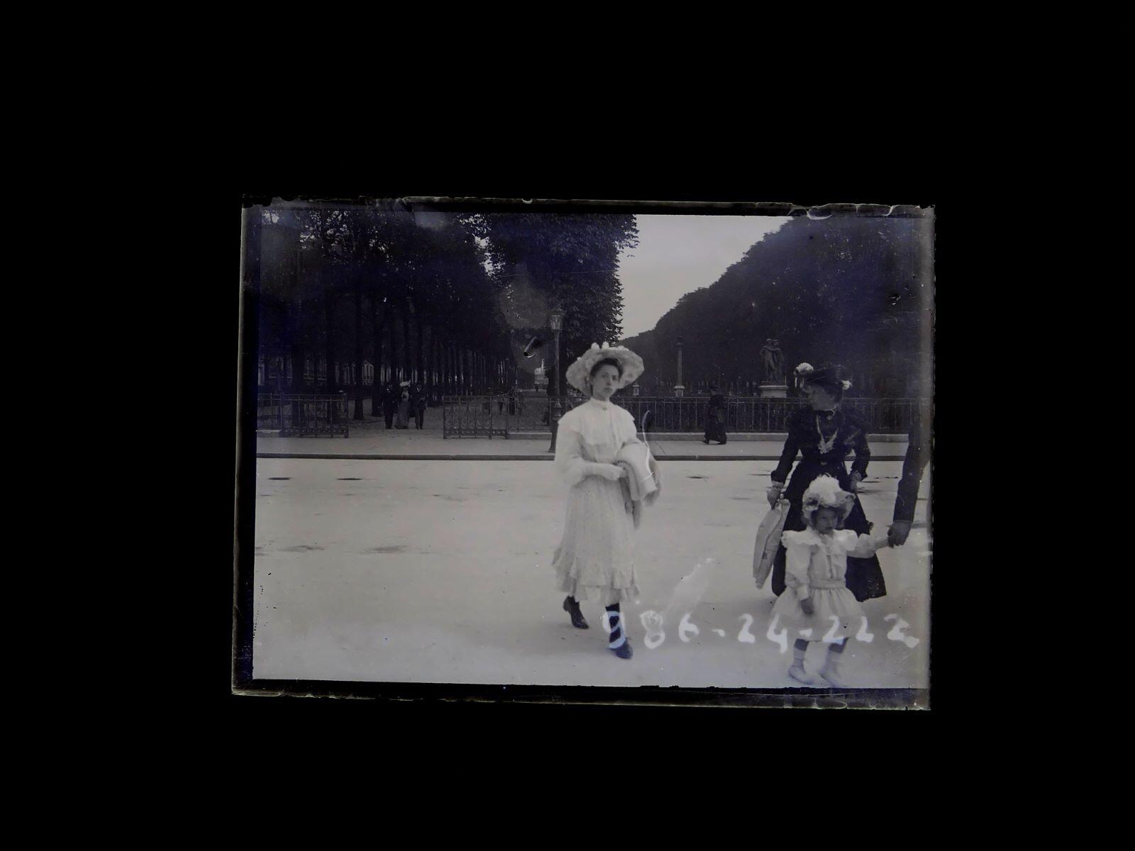 Jeune femme en promenade dans un parc, Léon Tirode, 4e quart 19e siècle, 1ère moitié 20e siècle