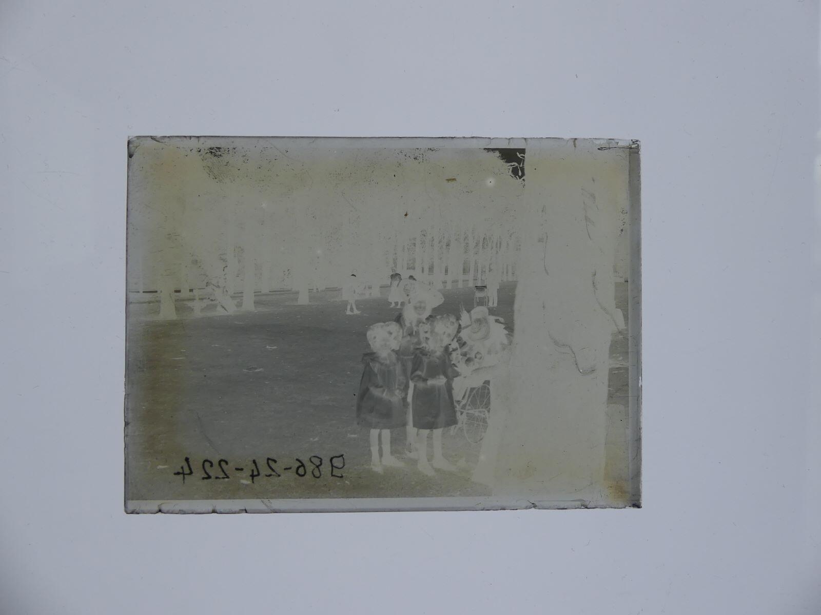 Petites filles en promenade dans un parc_1