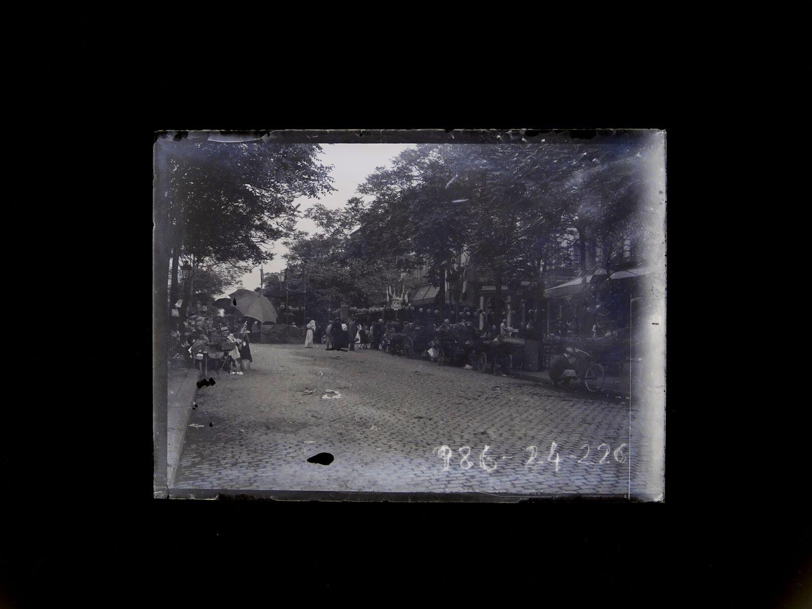 Rue de Paris pavoisée, Léon Tirode, 4e quart 19e siècle, 1ère moitié 20e siècle